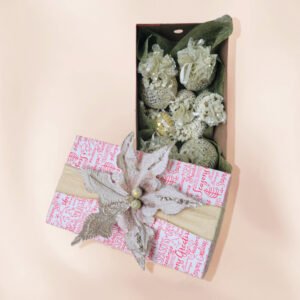 Caja con bombillos decorados navideños